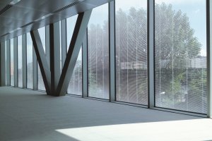 Stolker Glas introduceert grootste productlijn op gebied van zonwering en raamdecoratie tussen glas 